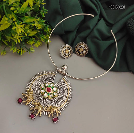 Kundan Hasli with earrings